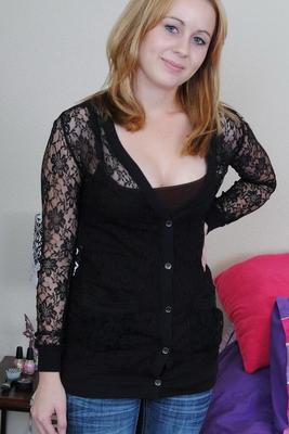 12P Die hübsche blonde Amateurin Mae Lynn zieht ihre engen blauen Jeans aus und posiert