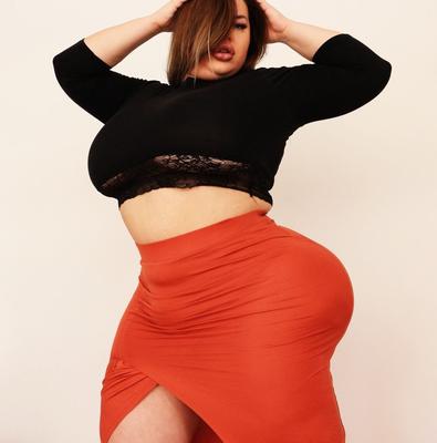 15P La superbe MILF grassouillette Natasha Crown exhibe son très gros cul dans une jupe moulante
