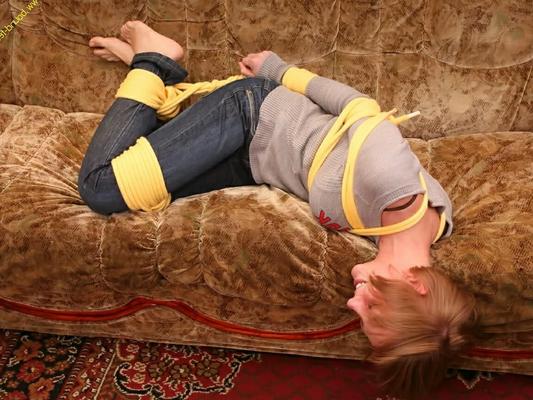16P Босая женщина борется на диване, в то время как свинья связана ее одеждой