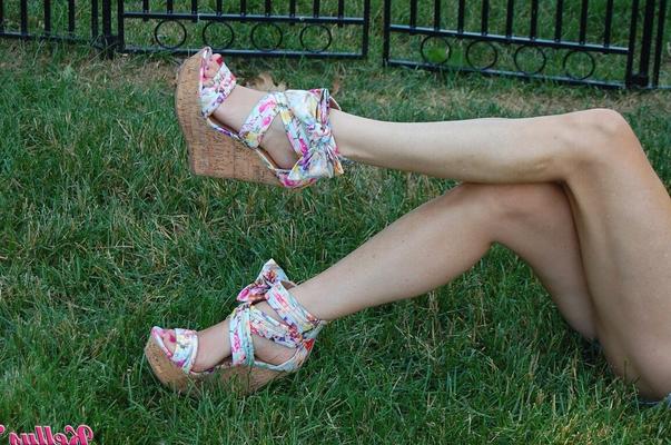 15P Non nude female Kelly Anderson displays her pretty feet on the lush grass