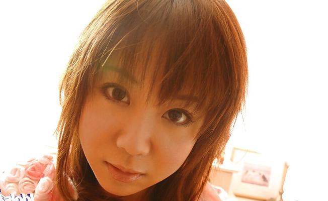 15P かわいいアジア人美女星野真希がストリップしてベッドで裸でポーズをとる