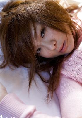 13P 素敵な水差しを持つ官能的なアジアの可愛い人がゆっくりと服を脱ぐ