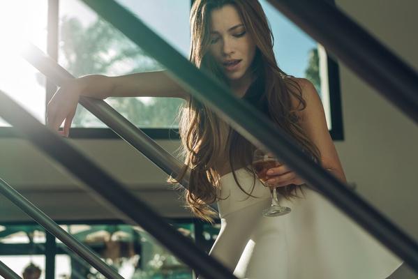 17P 素晴らしい十代のリュダが階段でポーズをとりながらセクシーなパンティのスカートを点滅させる