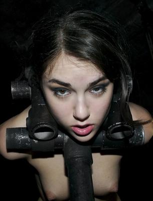 21P Sasha Grey, une fille aux cheveux noirs et au gros cul, se fait maltraiter dans un bondage métallique