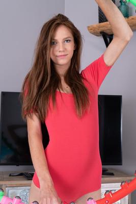 21P 若いブルネットのポリーが小さなおっぱいを披露し、毛むくじゃらのマフをこする
