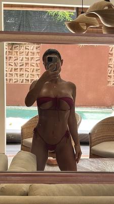 20P OnlyFans の可愛い人 Monomur Fit がセクシーな自撮りコンピレーションで露出度の高い衣装でポーズをとる