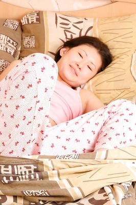 16P アジアの素人 Dia が睡眠から目覚めてヌード写真のために裸になる