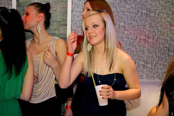 15P-Girls, die in Clubs gehen, werden mit Alkohol vorbereitet, bevor sie männliche Stripper bumsen