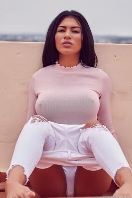 12P 巨乳美女ジェシー・ブルバードがバルコニーで破れたパンツに手を滑り込ませる