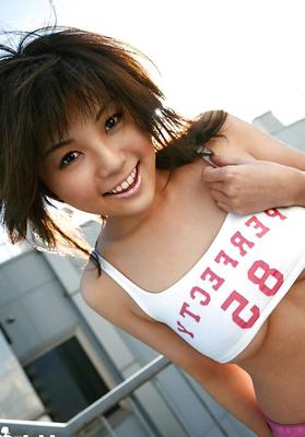 12P 魅惑的なアジアの可愛い人春咲あずみがピンクのショート パンツと小さなトップでポーズ