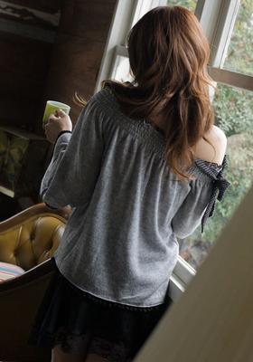 16P Japanese beauty Emi Harukaze gets totally naked over a hot beverage