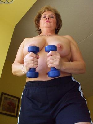 16P Busty Bliss amadora de meia-idade exibe seus peitos grandes durante um treino em casa