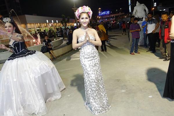 16P Non nude Thai ladyboys compete in public beauty pageant