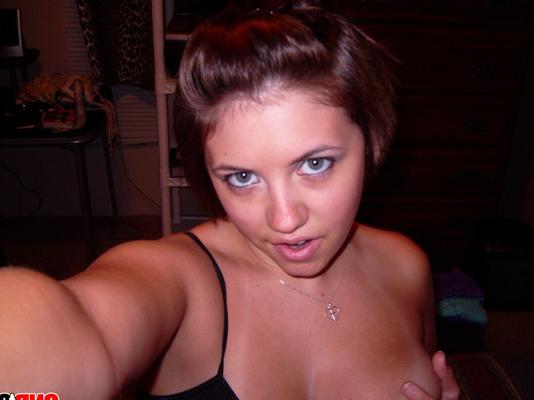 12P ぽっちゃり彼女が自撮り写真を撮る