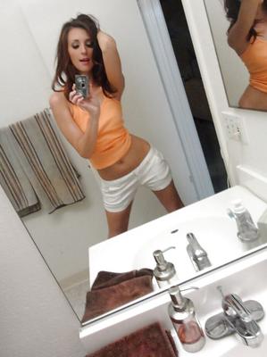 16P 微乳の素人美女ケイティ・ジョーダンがポーズをとって自分自身の写真を撮る