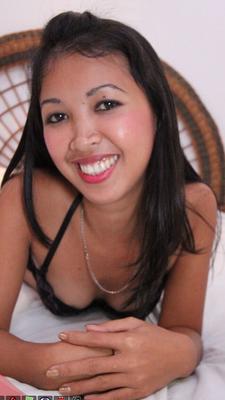 15P Asian amateur shaves her pussy in the shower before sex with a foreigner