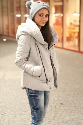 21P Shrima, une jeune amateur maigre, montre ses pieds sexy tout en s'amusant.