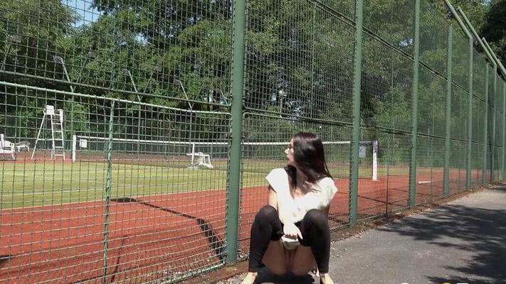 15P Dark haired girl Eveline Neill get caught on hidden cam taking a courtside pe