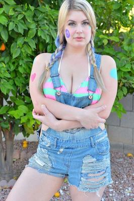 15P Blonde with exotic curves Danielle does some bodypainting outdoors