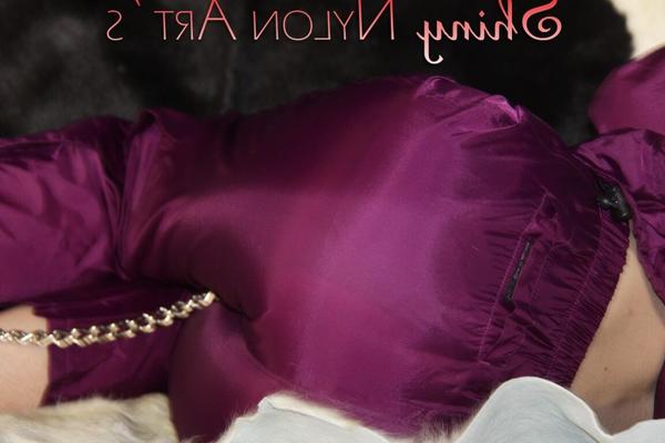 16P Наблюдаю, как сексуальную Ронью связывают и затыкают рот наручниками и тканевым кляпом на диване