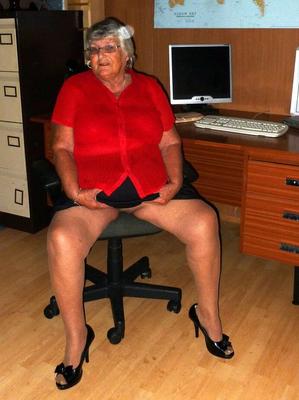 20P Obese British nan Grandma Libby gets totally naked on a computer desk