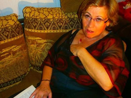 20P Aged amateur Caro pulls out her large breasts while reading a book in glasses