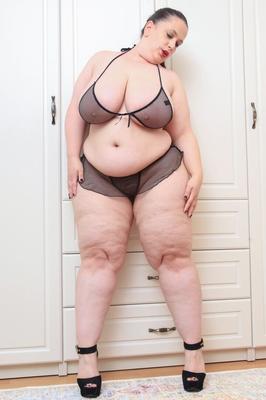 16P SSBBW Mia Sweethard tugs on her nipples while getting naked in heels