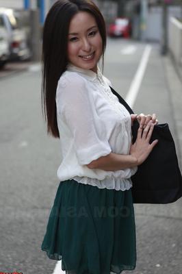 15P Japanese schoolgirl Anna Sakura pauses in the street to flaunt her hot beauty