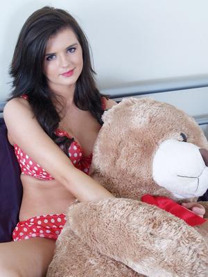 16P Busty Elle shows off her natural breasts
