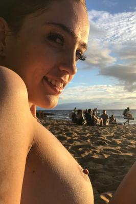 21P ラティーナ美女ブルック・ヘイズが屋外でストリップ