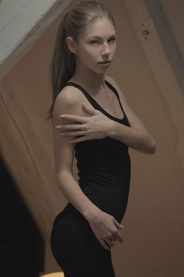 16P Gorgeous teen Angelica pulls down black leggings to get at her horny pussy