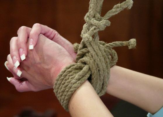 21P レズドム チェロキーがかわいいヘイリー ヤングを拘束し、彼女の戦利品を鞭で打って平手打ちする