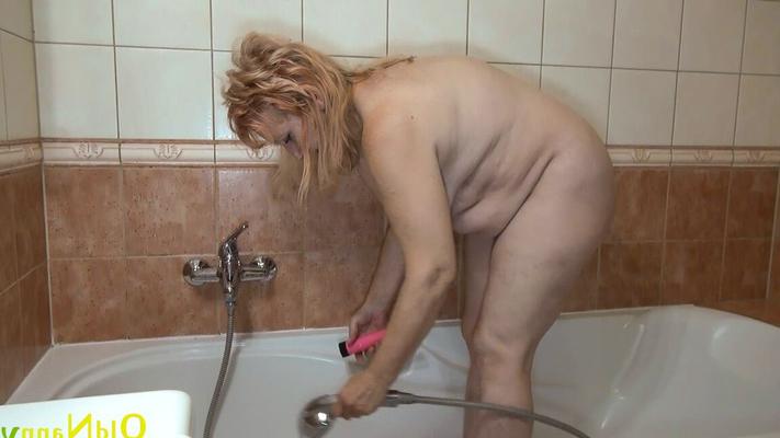 21P Amateur mature Tereza spreads her legs and masturbates in a tub