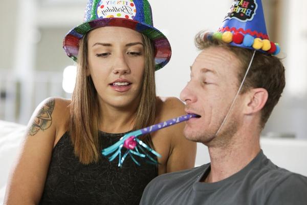 19P イマラチオのスキルを披露するエッチなパーティー プランナーのソフィア グレース