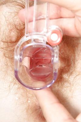16P Pelirroja madura con gafas y medias de nailon examina adecuadamente su coño peludo
