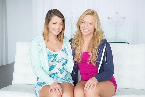 16P Las lesbianas universitarias Katerina Kay y Keisha Grey se burlan de las tetas