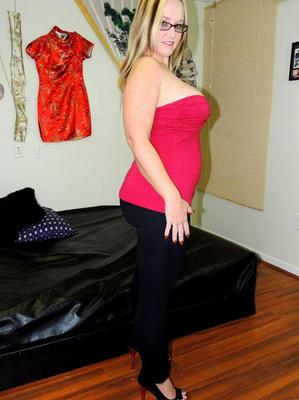 17P Amateur BBW Dee Siren puts her big butt and thunder thighs on display