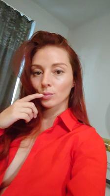 19P Une superbe rousse montre ses gros seins