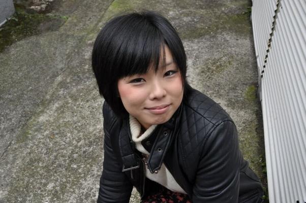 15P ショートヘアのアジア人のかわい子ちゃんがホテルの部屋で見知らぬ人に体を触らせる