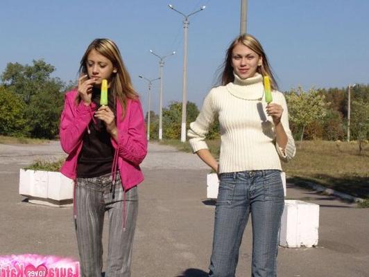 10P Подростки-любители держатся за руки, наслаждаясь замороженными угощениями в общественных местах