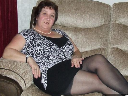 20P Thick mature woman Kinky Carol strips to her underthings and nylons