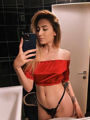 19P Beautiful babe Lindsie posing and stripping in her lingerie selfie compilation