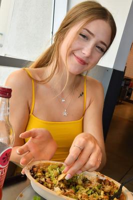 21P Знойная тинка Audrey раздевается догола на публике