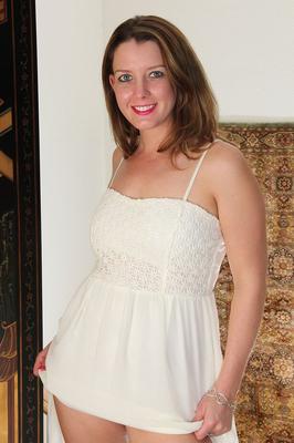 14P Ruiva gostosa mãe madura Sally Jones modelando seus peitos pequenos