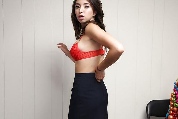 16P 十代のラティーナ美女がオフィスで服を脱ぎながらスカートを脱ぐ