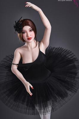 21P Фигуристая секс-кукла-балерина Мика позирует обнаженной и в черной пачке