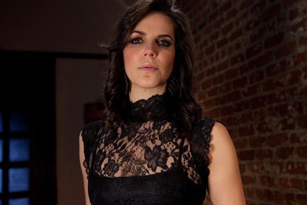 14P Brunette chick Bobbi Starr stands clothed while Brooklyn Lee exposes herself