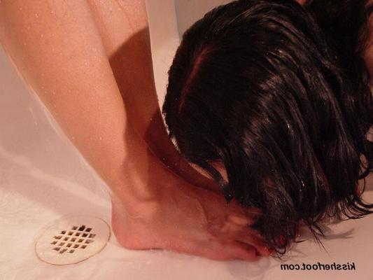 12P Kiss Her Foot Wet Shower Non Nude