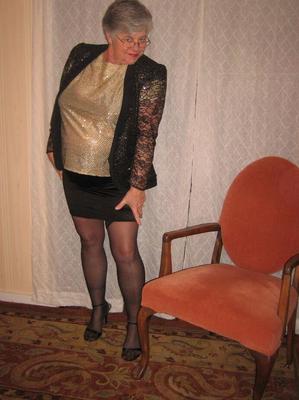 20P Старуха Girdle Goddess раздевается до чулок перед мастурбацией