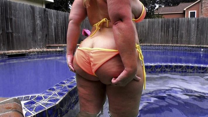 17P Amateur chick Dee Siren shakes her big ass while wearing bikini bottoms